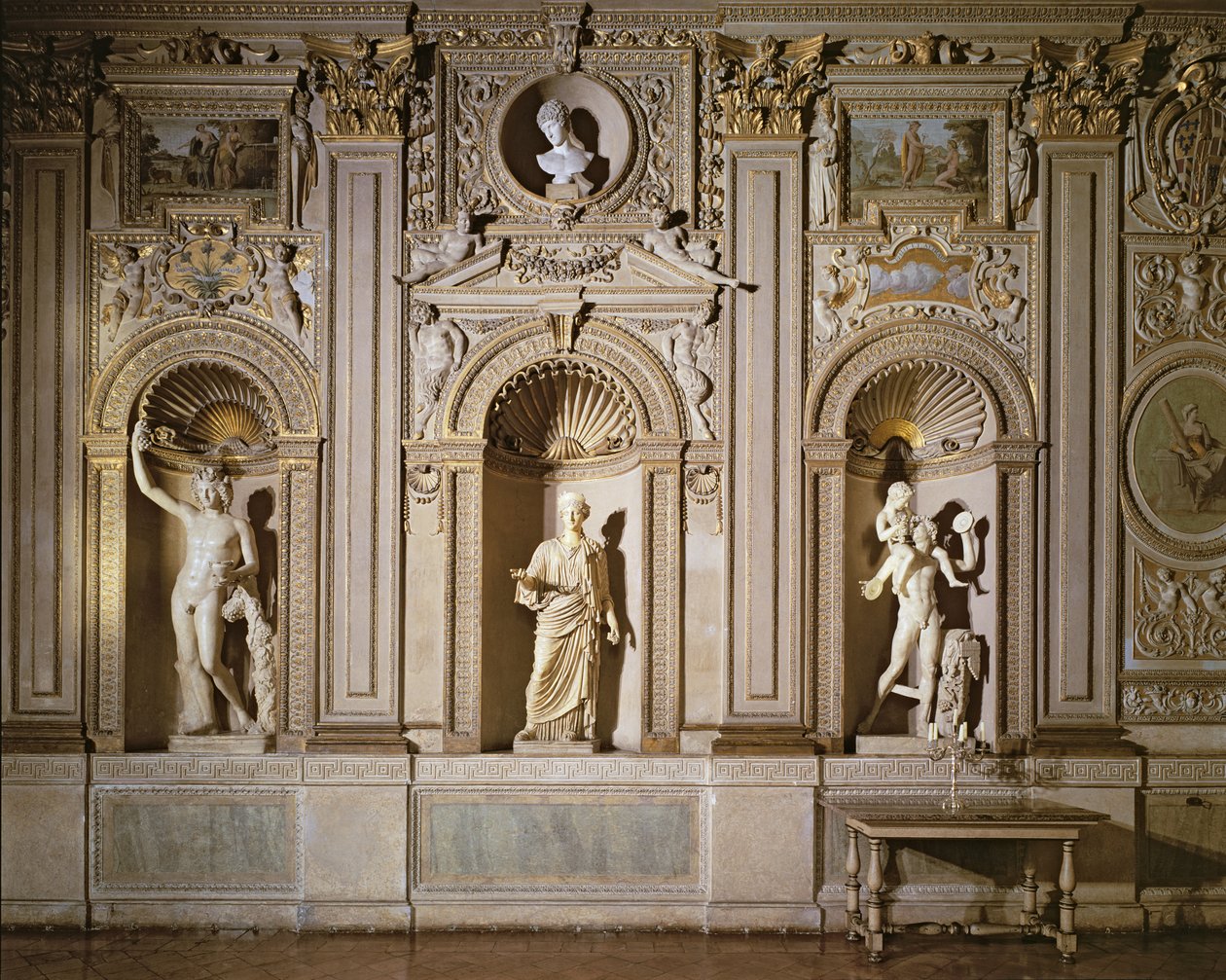 Galleria Carracci, detalj av den forgylte stukkaturdekorasjonen med nisjer som inneholder marmorskulptur, 1597-1604 foto av Annibale Carracci
