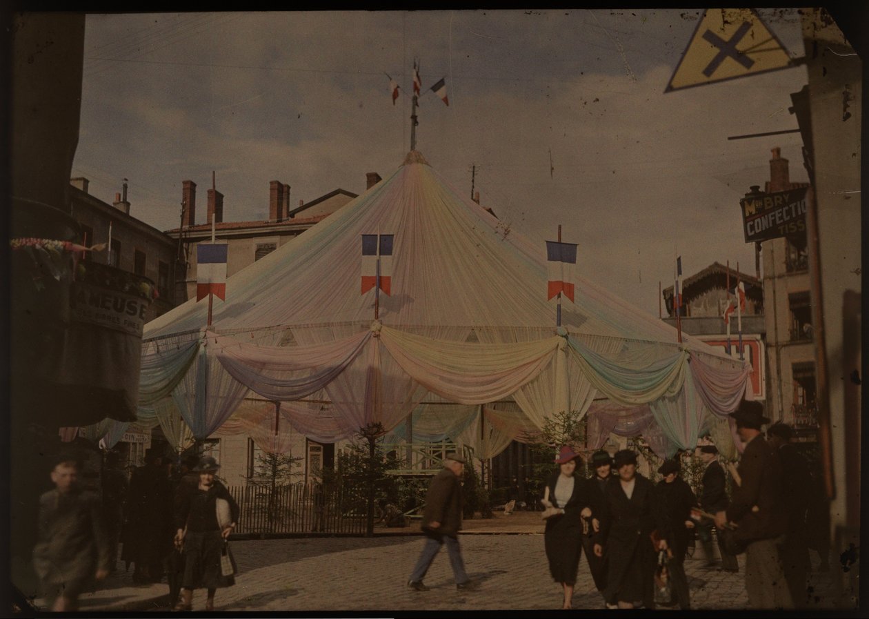 Partytelt på et torg i en ukjent fransk by av Anonymous