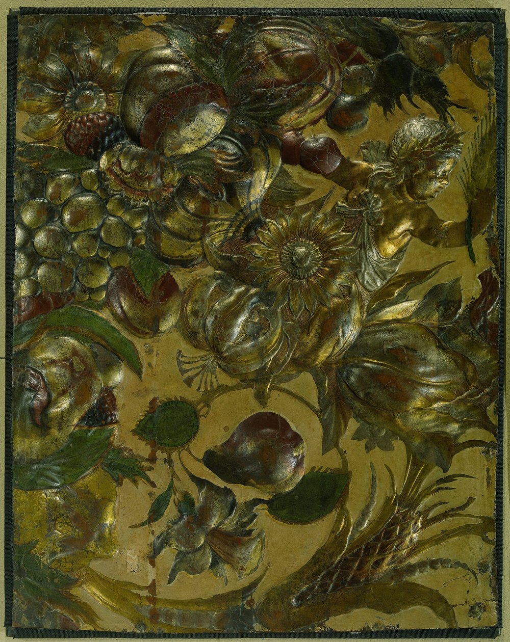 Fragment av gullskinn med preget ornament med ranker, blomster, frukt og en putto av Anonymous