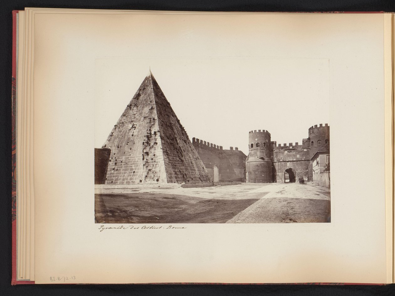 Utsikt over pyramiden til Caïus Cestius og Porta Ostiense i Roma, Italia Pyramiden av Cestius. Roma (tittel på objekt) av Anonymous