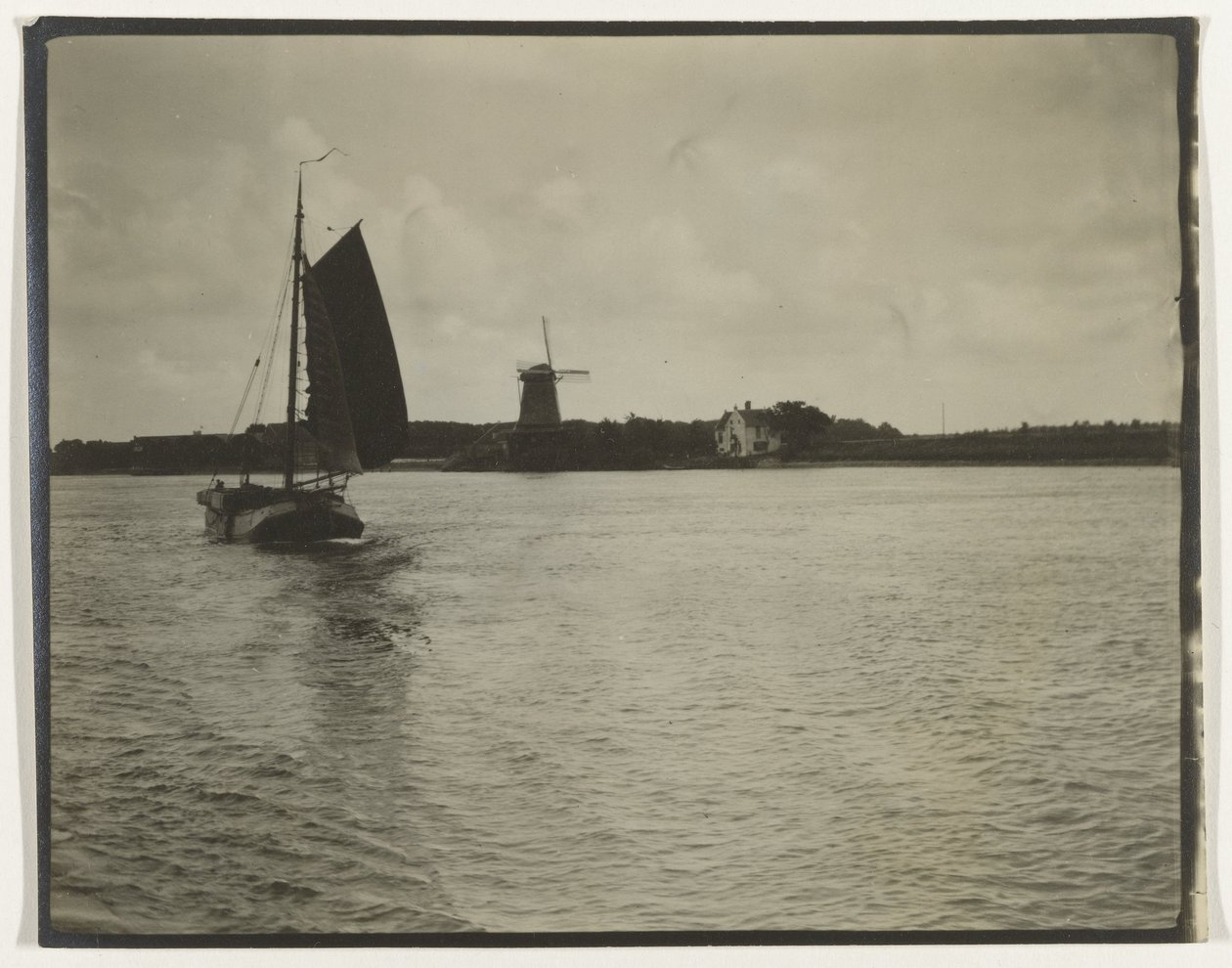 Utsikt over en elv eller Zuiderzee, med et seilskip og en vindmølle, Nederland av Anonymous