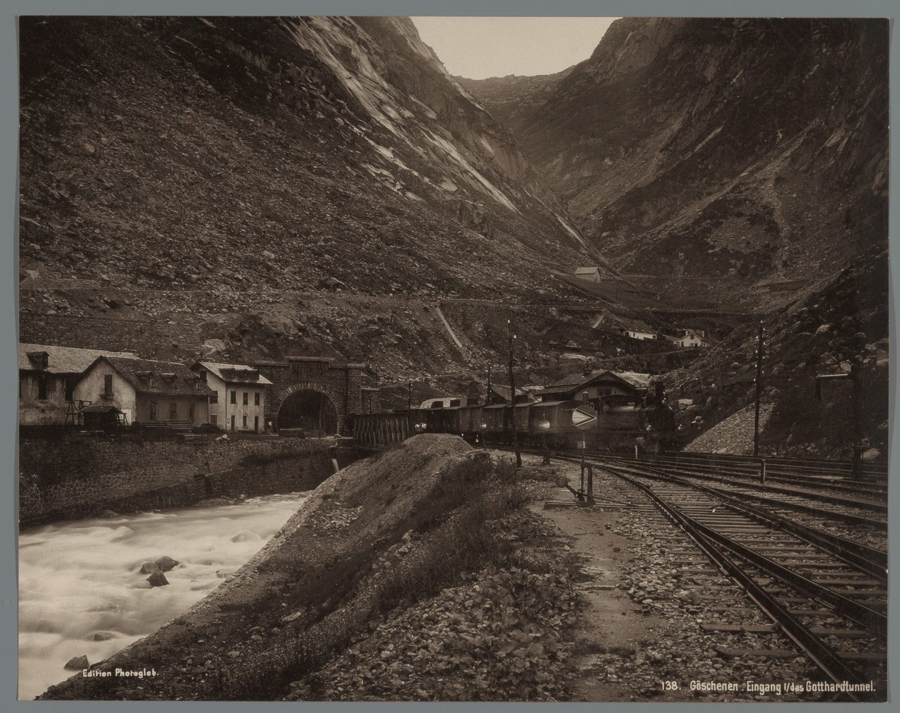 Inngang til Gotthard-tunnelen ved Göschenen Göschenen, eingang i/das Gotthardtunnel (tittel på objekt) av Anonymous