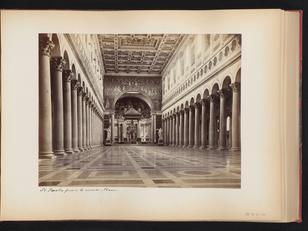 Interiør av Saint Paul utenfor murene i Roma, Italia St. Paolo fuori le Mura. rom (tittel på objekt) av Anonymous