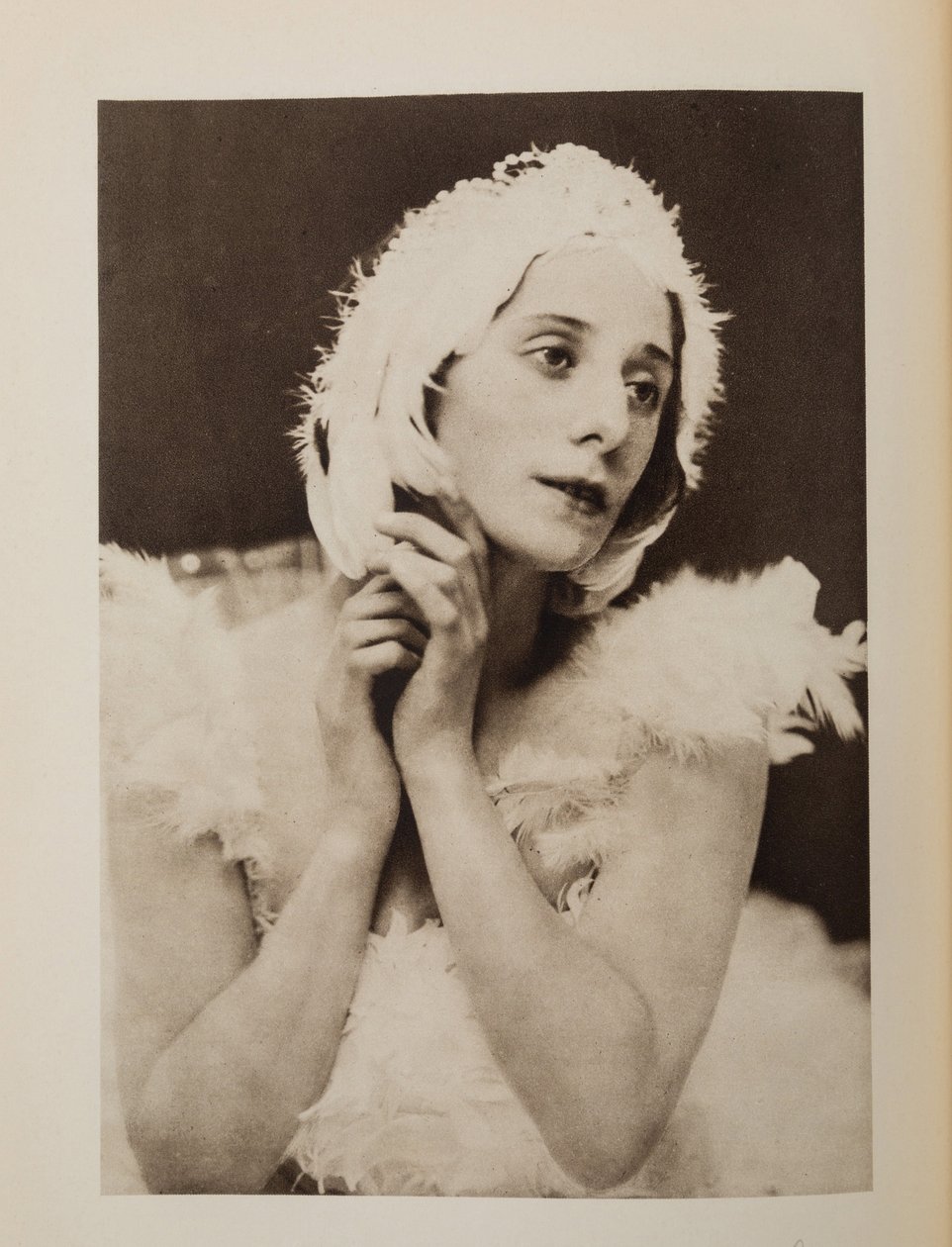 Anna Pavlova (Pavlovna) (1881-1931) i balletten The Dying Swan av Camille Saint-Saens, Anonym. Kromolitografi, , Privat samling av Anonymous Anonymous