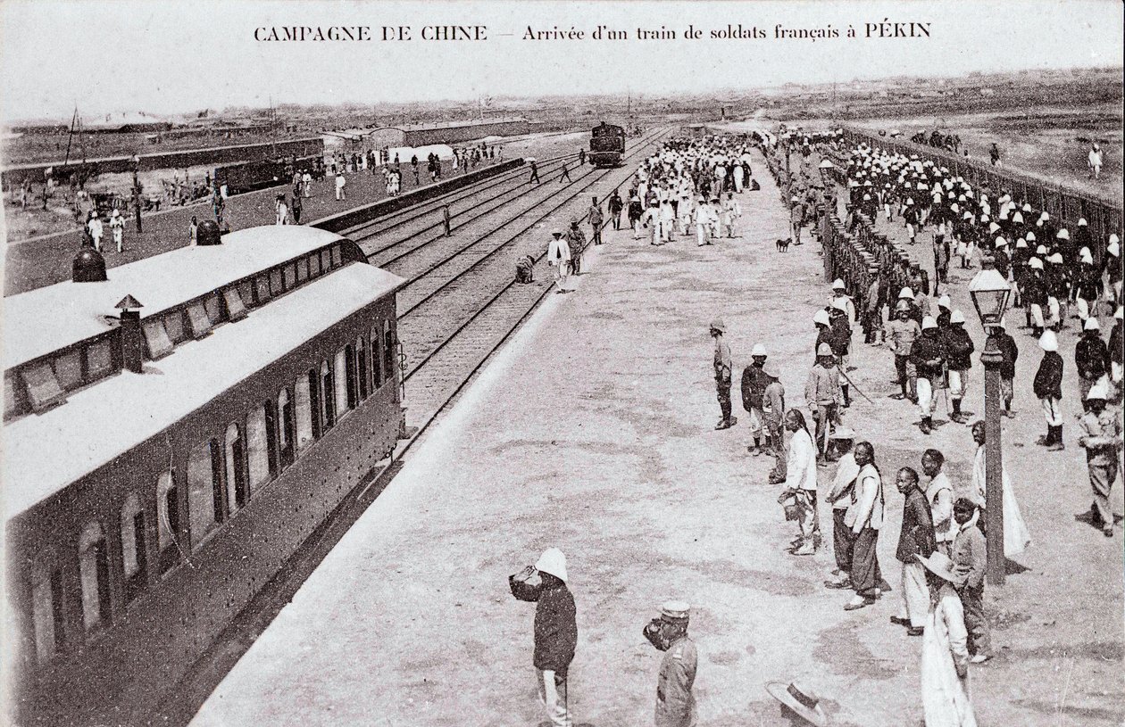 Ankomst av et fransk soldattog i Pekin under den kinesiske kampanjefotograferingen rundt 1900-1901 - Privat samling av Anonymous Anonymous
