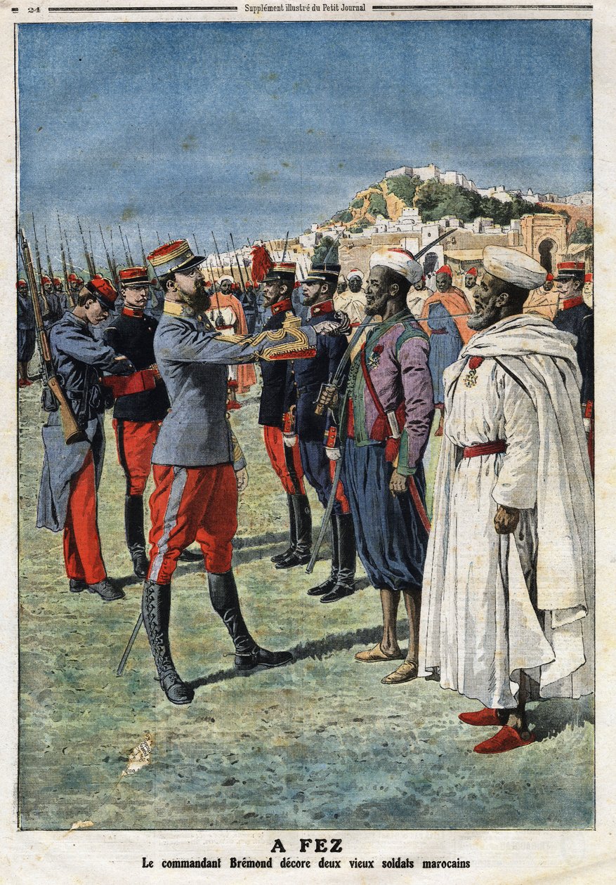 Kommandør Edouard Bremond (1868-1948) dekorerer to gamle marokkanske soldater i Fez. Gravering i "" Le Petite Journal"", 21.01.1912. Privat samling. av Anonymous Anonymous
