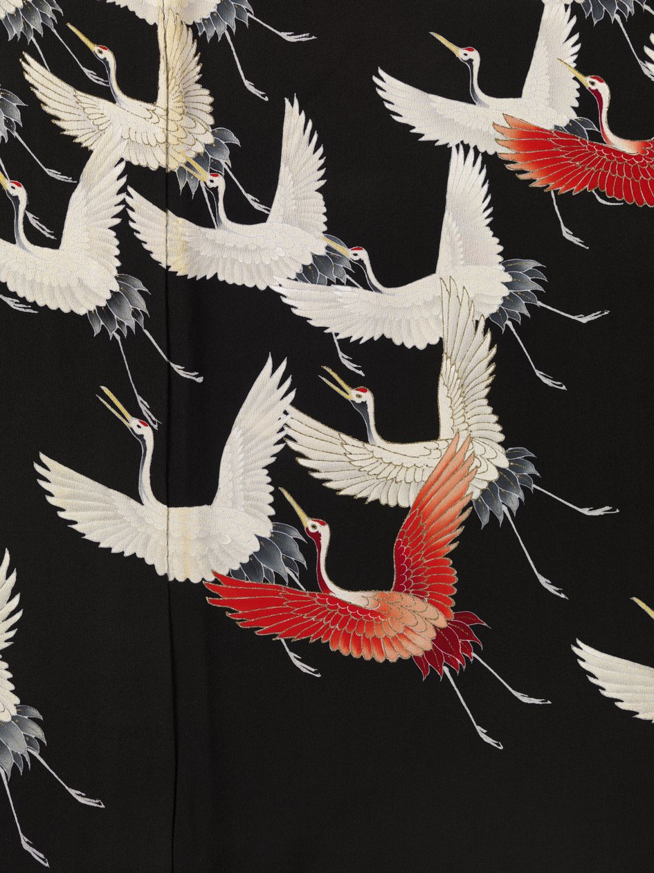 Detalj av en kimono med en myriade av flygende traner av Anonymous Anonymous