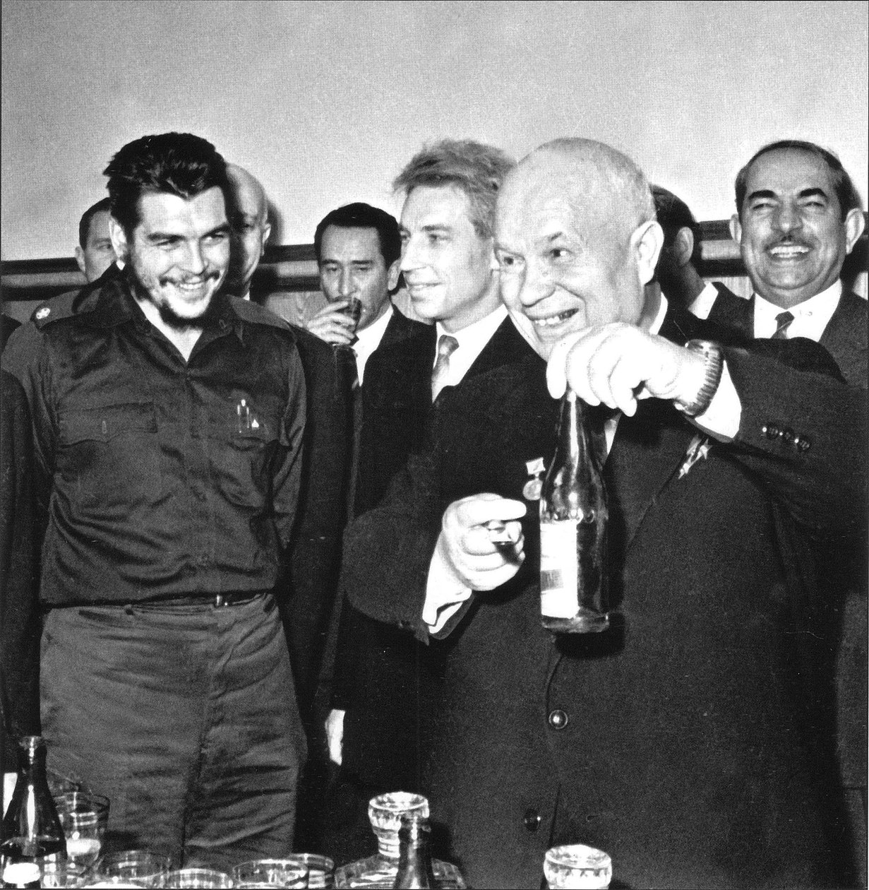 Ernesto Che Guevara (1928-1967) og Nikita Khrusjtsjov (Khrouchtchev) (1894-1971) i Moskva, Anonym. Fotografi av Anonymous Anonymous