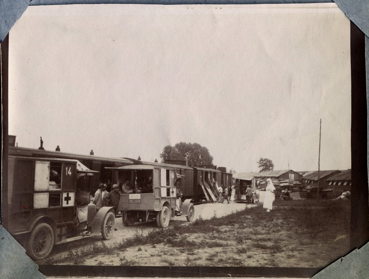 Første verdenskrig 1914-1918: Vaksinasjon av soldater av franske Røde Kors-sykepleiere ved Saint Gilles (Saint-Gilles) stasjon i Den engelske kanal, Basse-Normandie (Nedre-Normandie), Frankrike. Anonym fotografering juni 1917. Privat samling, Stella. av Anonymous Anonymous