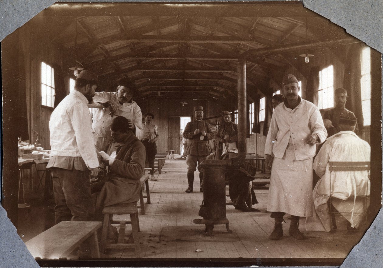 Første verdenskrig 1914-1918: omkledningsrom for franske sårede soldater. Couville dans la Manche, Basse-Normandie (Neder-Normandie), Frankrike. Anonym fotografering mai 1917. Privat samling, Stella. av Anonymous Anonymous
