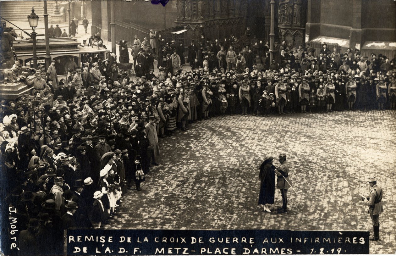 Første verdenskrig 1914-1918: overlevering av krigskorset til sykepleiere ved ADF (A.D.F.) i Metz, place d