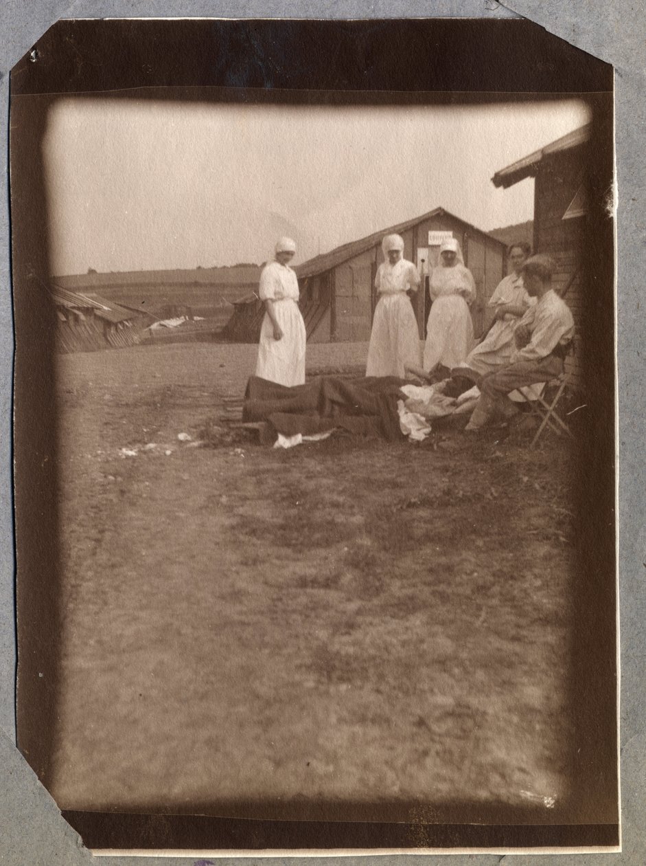 Første verdenskrig 1914-1918: helioterapi. Skadede soldater og sykepleiere fra det franske Røde Kors (Røde Kors), leir Couville i Manche, Basse-Normandie (Neder-Normandie), Frankrike. Anonymt fotografi juli 1917. Privat samling, Stella. av Anonymous Anonymous