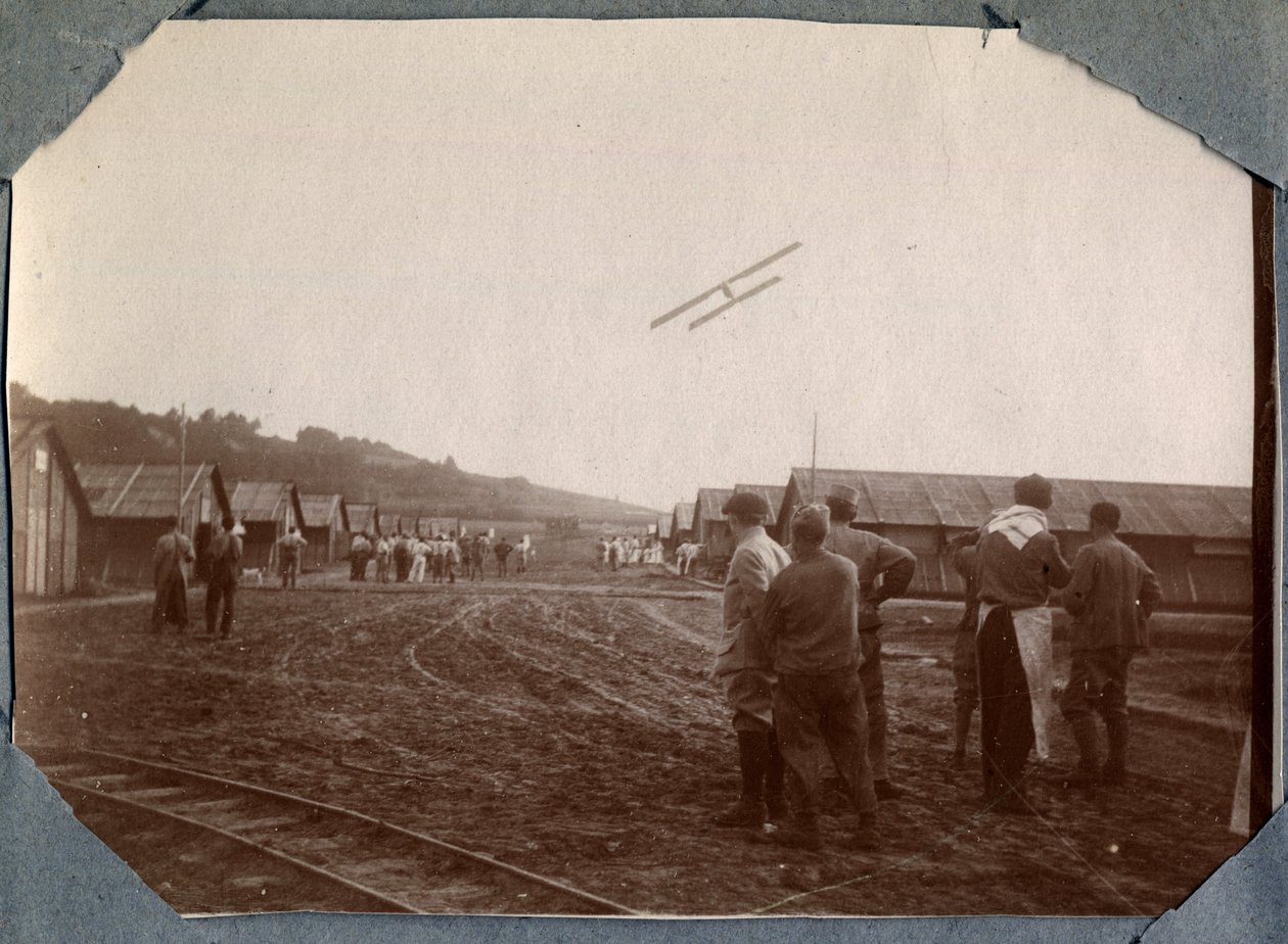 Første verdenskrig 1914-1918: Militærskvadronen Mont Saint Martin flyr over leiren Couville, Manche, Nedre Normandie (Nedre Normandie), Frankrike. Anonym fotografering juni 1917. Privat samling, Stella. av Anonymous Anonymous