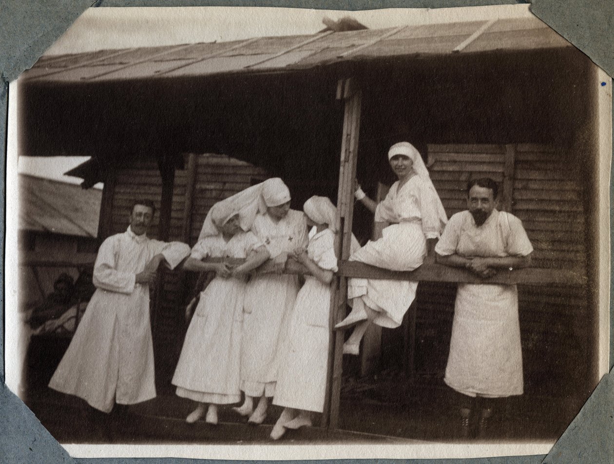 Første verdenskrig 1914-1918: sykepleiere og leger i bluse i Couville, Manche, Basse-Normandie (Basse Normandie), Frankrike. Anonymt fotografi juli 1917. Privat samling, Stella. av Anonymous Anonymous