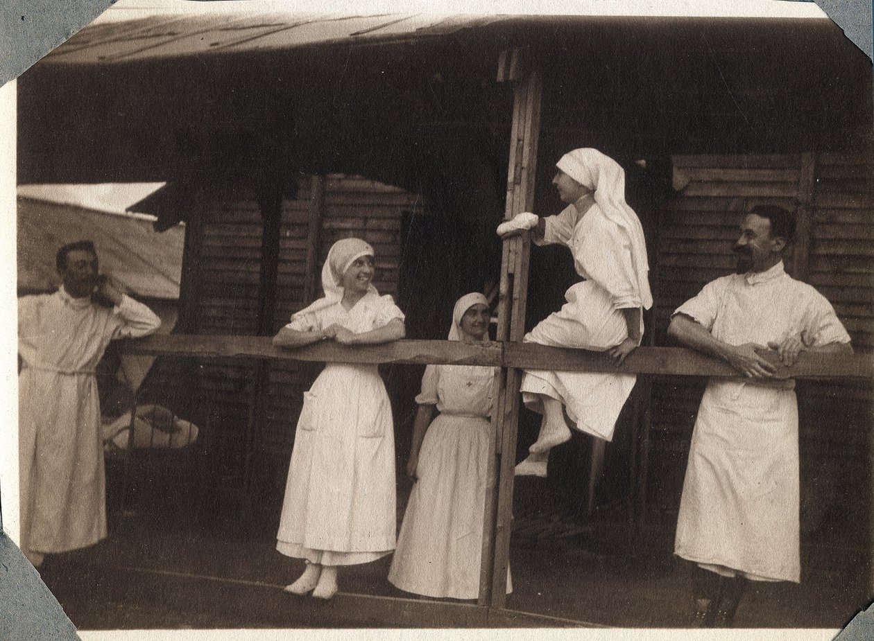 Første verdenskrig 1914-1918: sykepleiere og leger i bluse snakker i Couville, Manche, Basse Normandie (Basse Normandie), Frankrike. Anonymt fotografi juli 1917. Privat samling, Stella. av Anonymous Anonymous