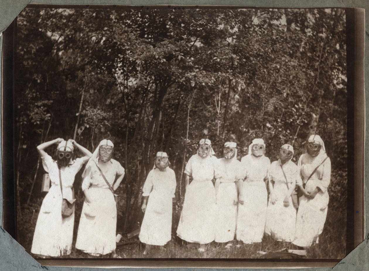 Første verdenskrig 1914-1918: sykepleiere i bluse med gassmasker i skogen nær Couville, Manche, Basse-Normandie (Nedre-Normandie), Frankrike. Anonym fotografering mai 1917. Privat samling, Stella. av Anonymous Anonymous