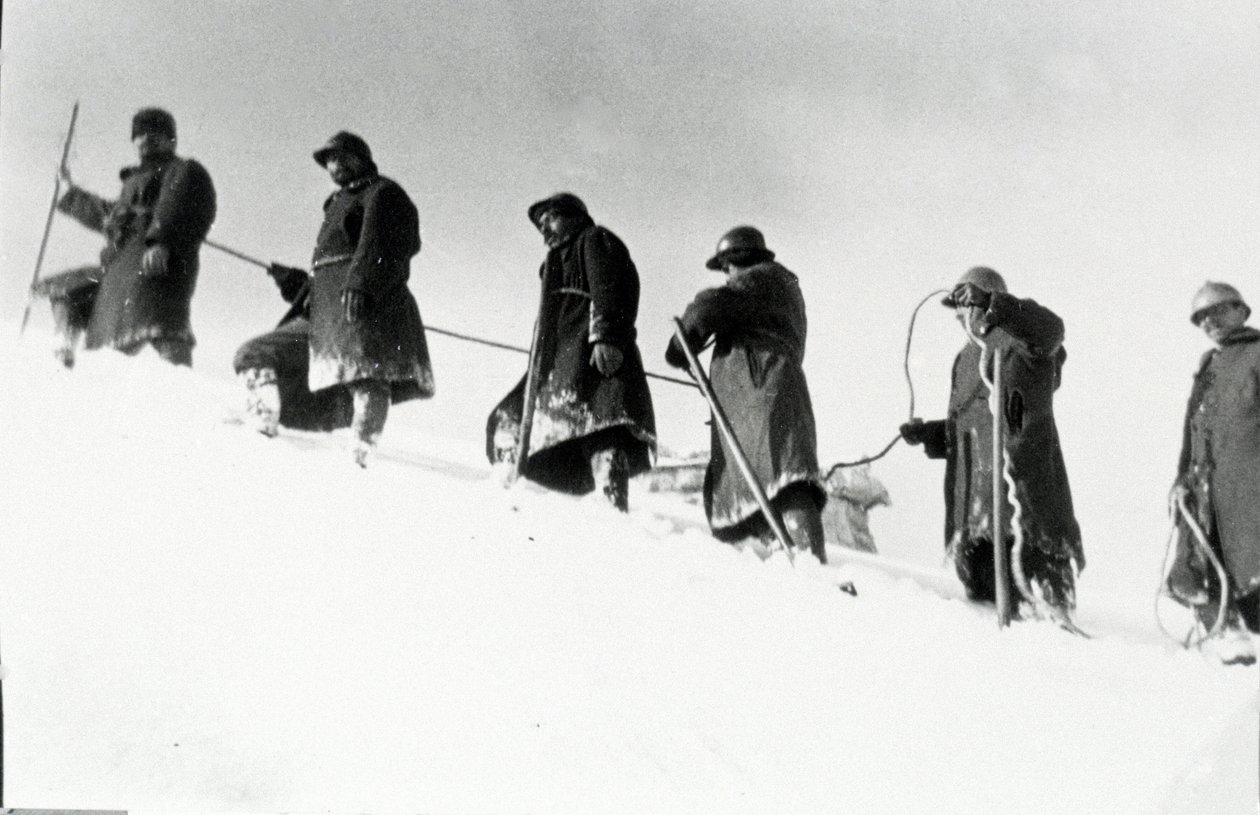 Første verdenskrig: Italienske alpejegere (alpino eller alpini) under en oppstigning av Anonymous Anonymous