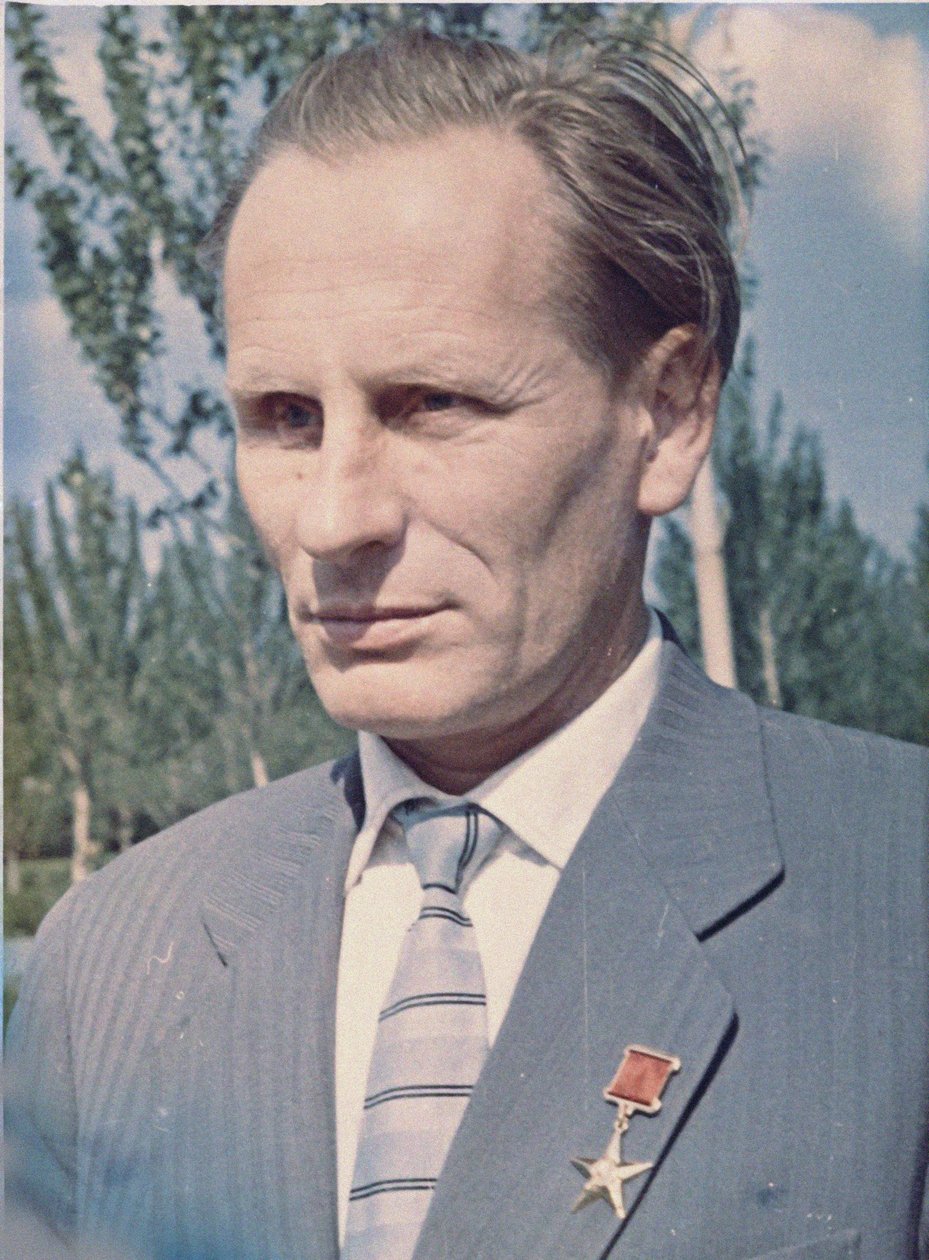 Mikhail Vasilyevich Melnikov (1919-1996), rakettmotordesigner - Anonym. Fargefotografering Privat samling av Anonymous Anonymous