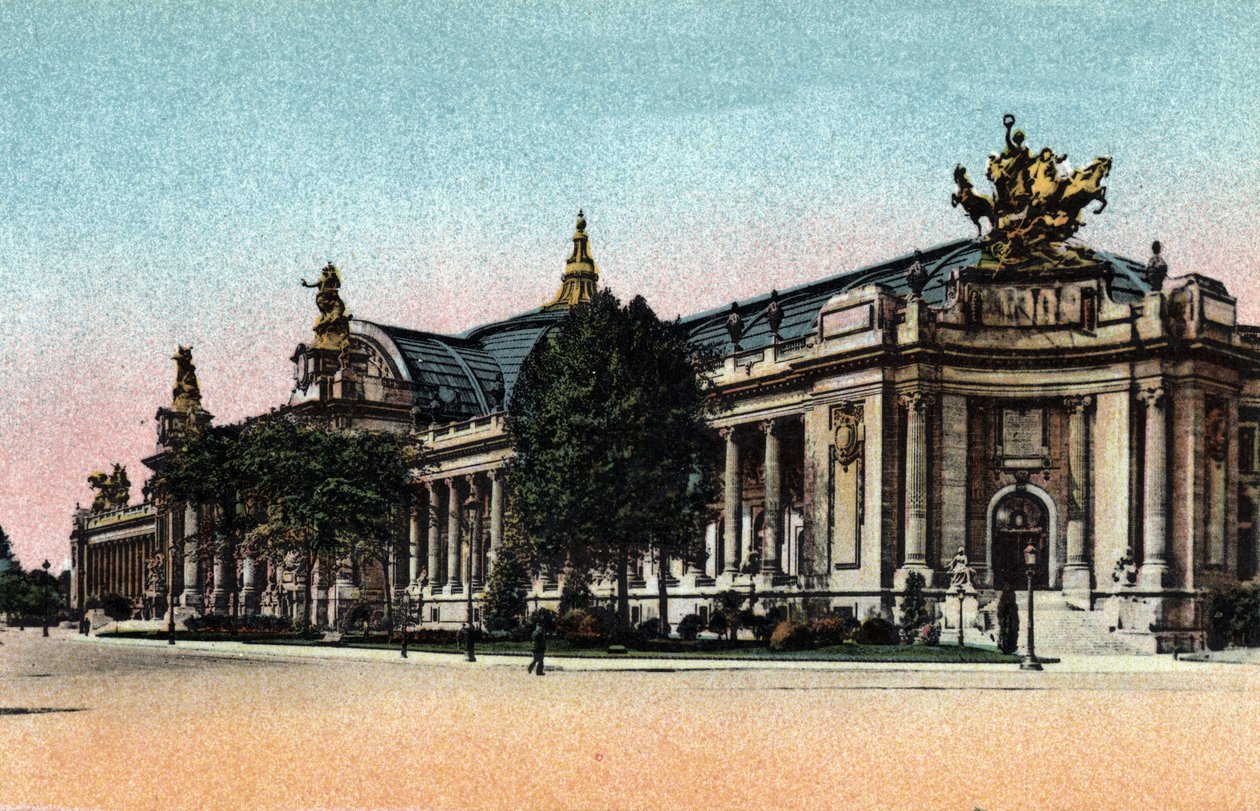 Paris: utvendig utsikt over Grand Palais åpnet i 1900. Fotografi av 1920 i "" Artistic Album"" av byen Paris. Privat samling. av Anonymous Anonymous