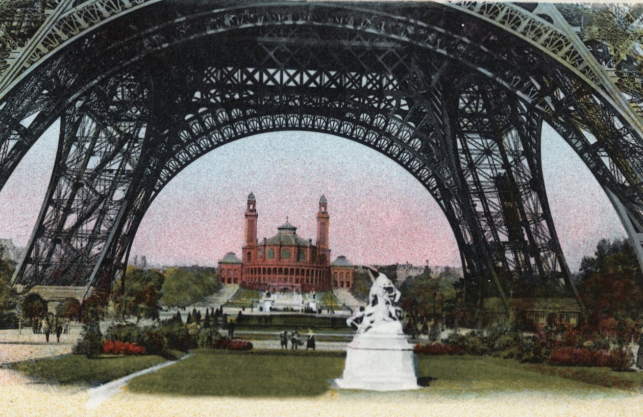 Paris: Palais du Trocadero sett under Eiffeltårnet. Fotografi av 1920 i "" Artistic Album "" av byen Paris. Privat samling. av Anonymous Anonymous