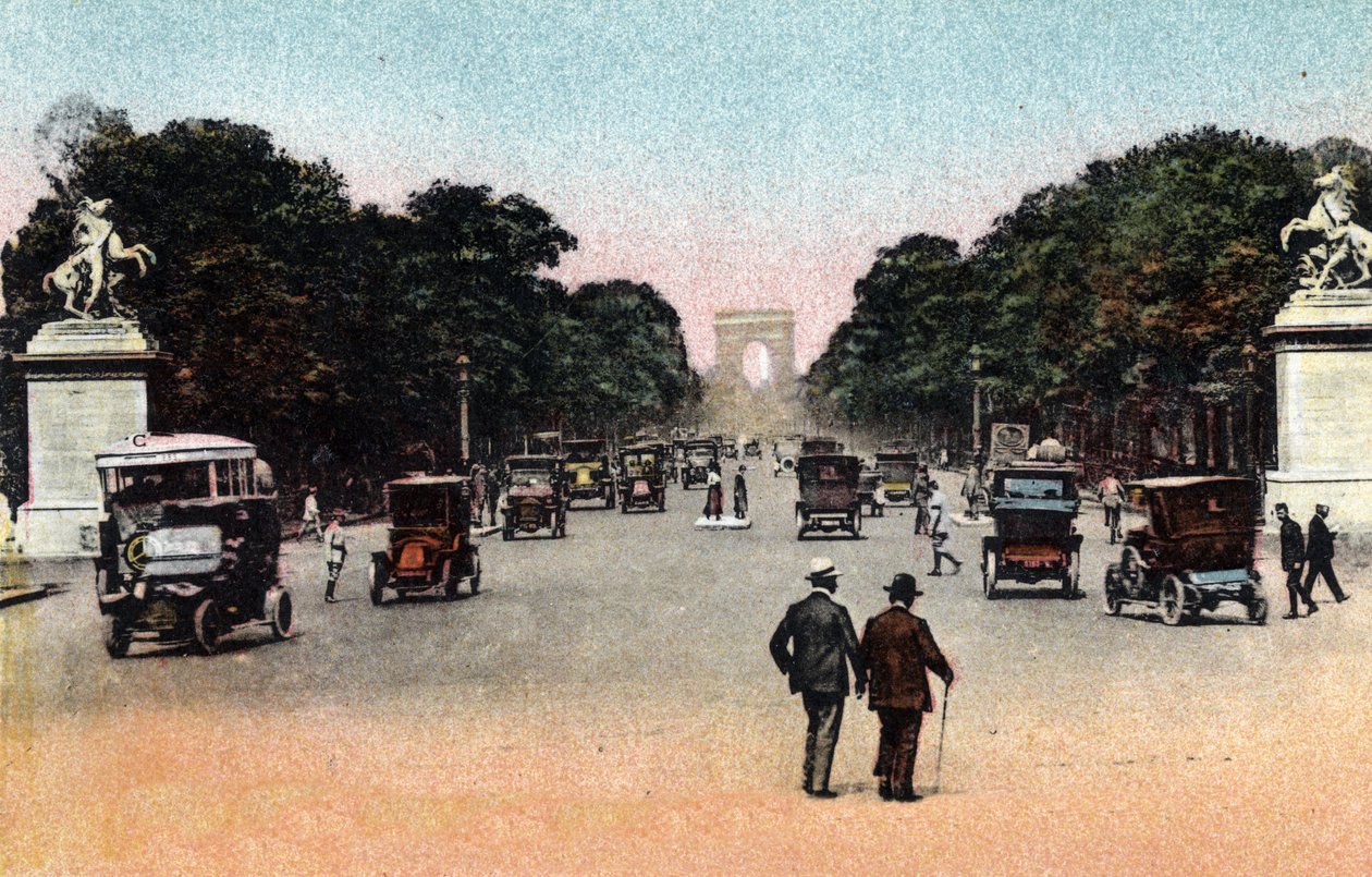 Paris: trafikk på Avenue des Champs Elysees (Champs-Elysees) sett fra Place de la Concorde med Triumfbuen i bakgrunnen. På oddsen, Marly