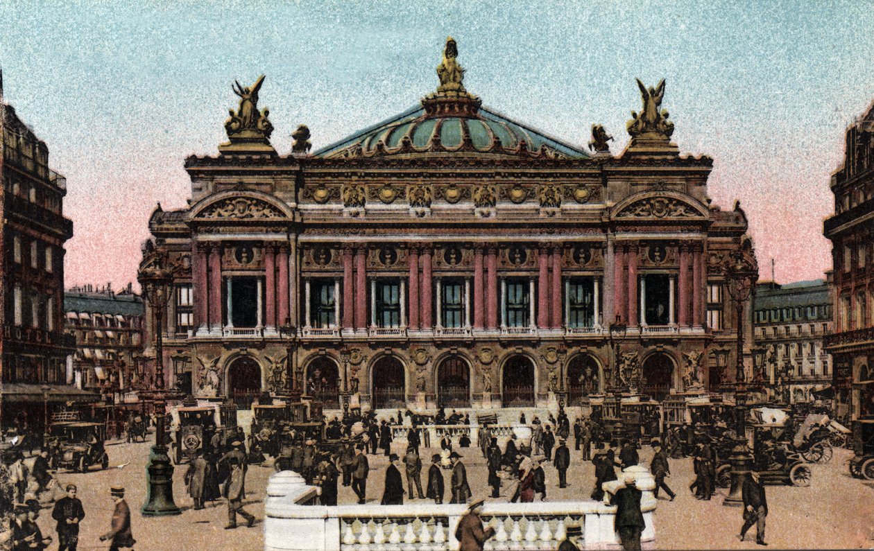 Paris: utsikt over operafasaden laget av Charles Garnier (1825-1898) og t-banestasjonen på Place de l