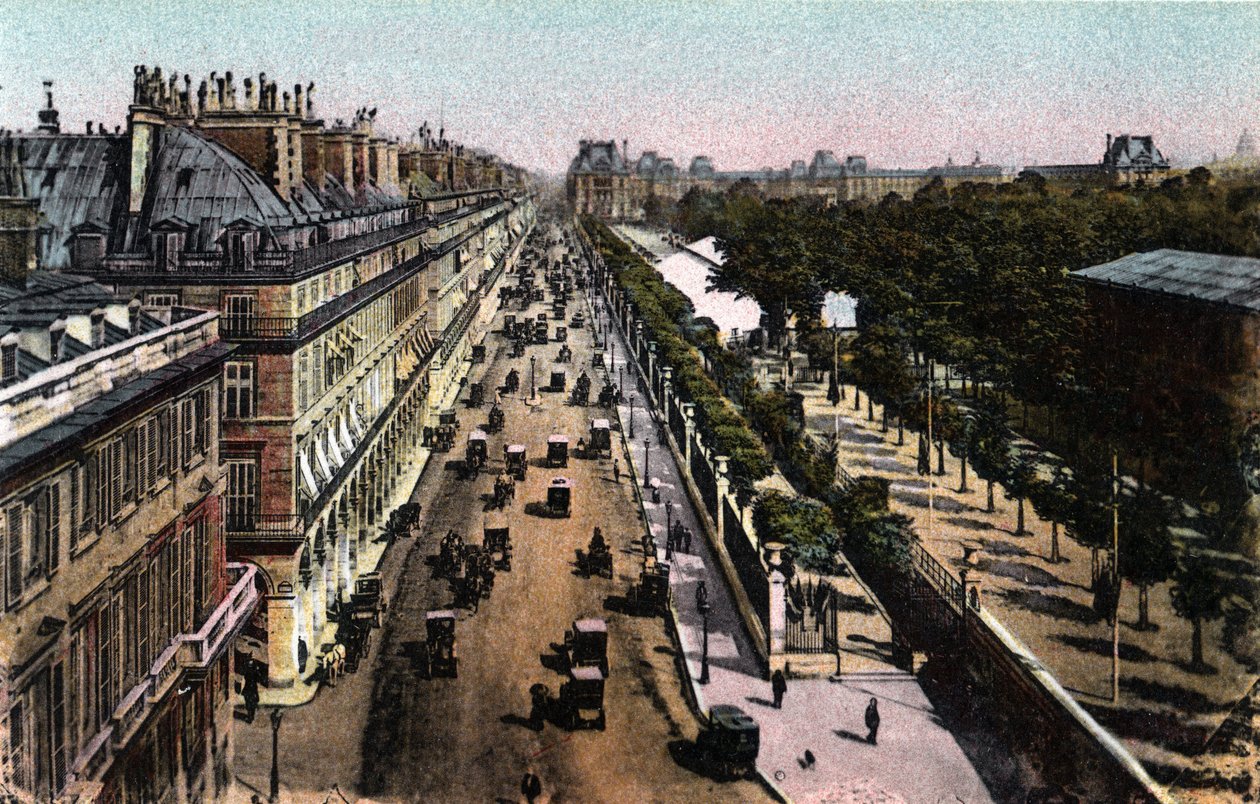 Paris: utsikt over trafikken på rue de Rivoli, mot Louvre. Fotografi av 1920 i "" Artistic Album "" av byen Paris. Privat samling. av Anonymous Anonymous