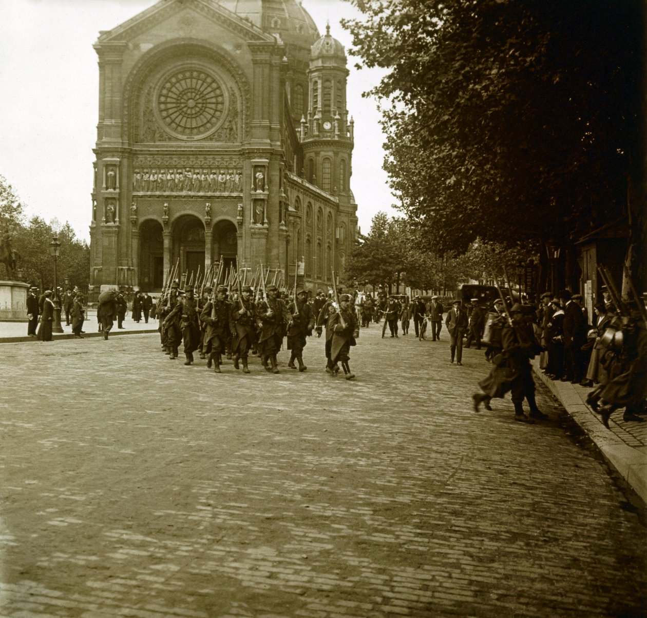 Fotografi - Stereoskopisk glassplate om første verdenskrig: I Paris, etter mobilisering drar unge rekrutter til fronten, Private Collection av Anonymous Anonymous