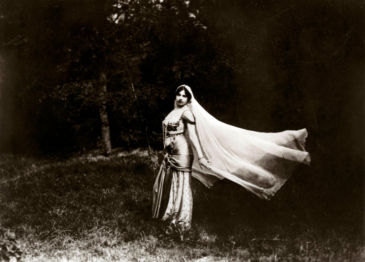 Portrett av Margaretha Geertruida Zelle, kjent som Mata Hari av Anonymous Anonymous