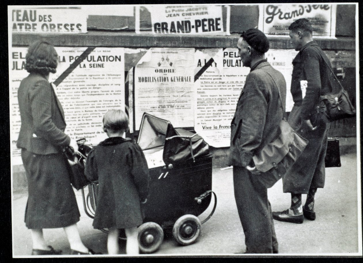 Andre verdenskrig (1939-1945): Forbipasserende leste mobiliseringsplakatene i september 1939 av Anonymous Anonymous