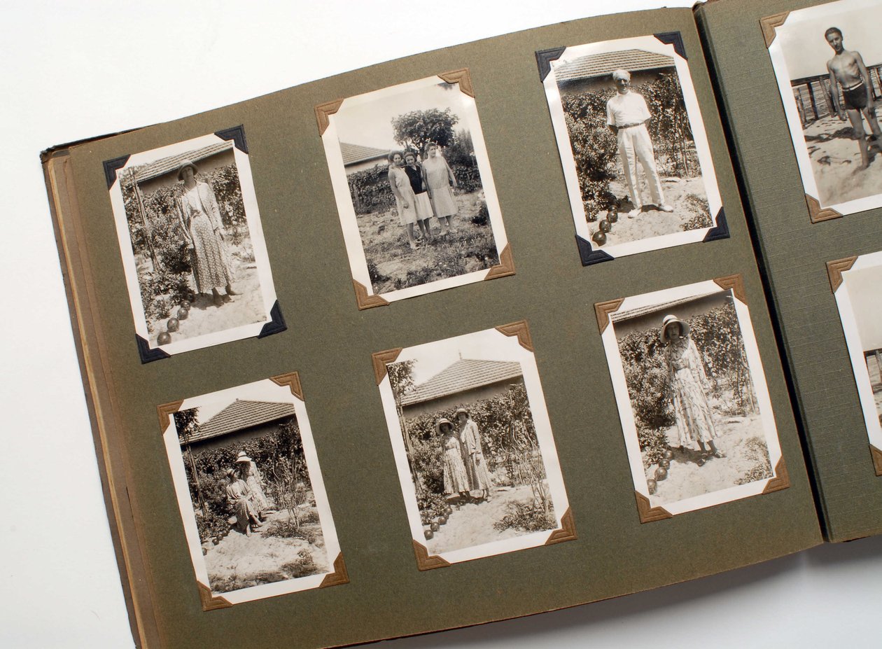 Stilleben av et fotoalbum (fotografisk) rundt 1925. av Anonymous Anonymous