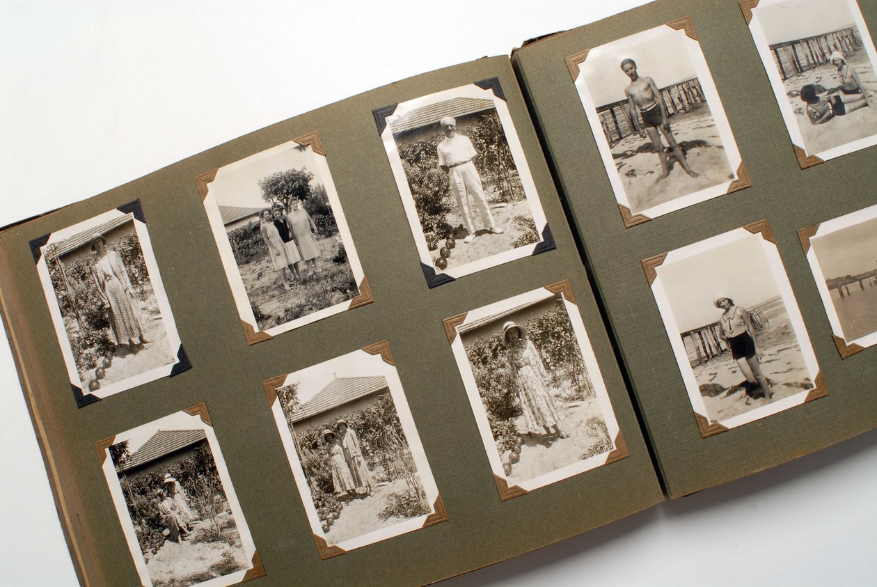 Stilleben av et fotoalbum (fotografisk) rundt 1925. av Anonymous Anonymous