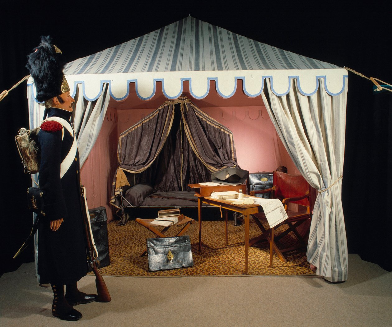 Telt til Napoleon I ved bivuak med en grenader til fots fra Imperiale Guard stigende vakt. Paris fra 1800-tallet, Musee de l'Armee av Anonymous Anonymous