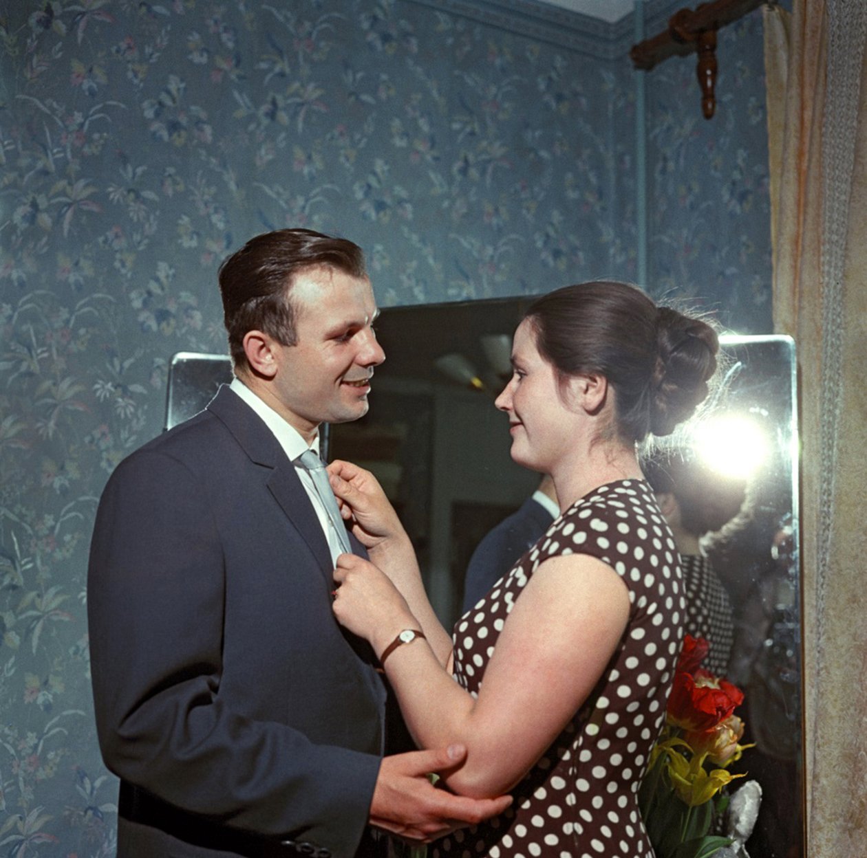 Kosmonauten Yuri (Iouri, Youri) Gagarin (1934-1968) med sin kone Valentina par Ryumkin, Yakov Israilevich (1913-1986). Fargefotografering av Anonymous Anonymous
