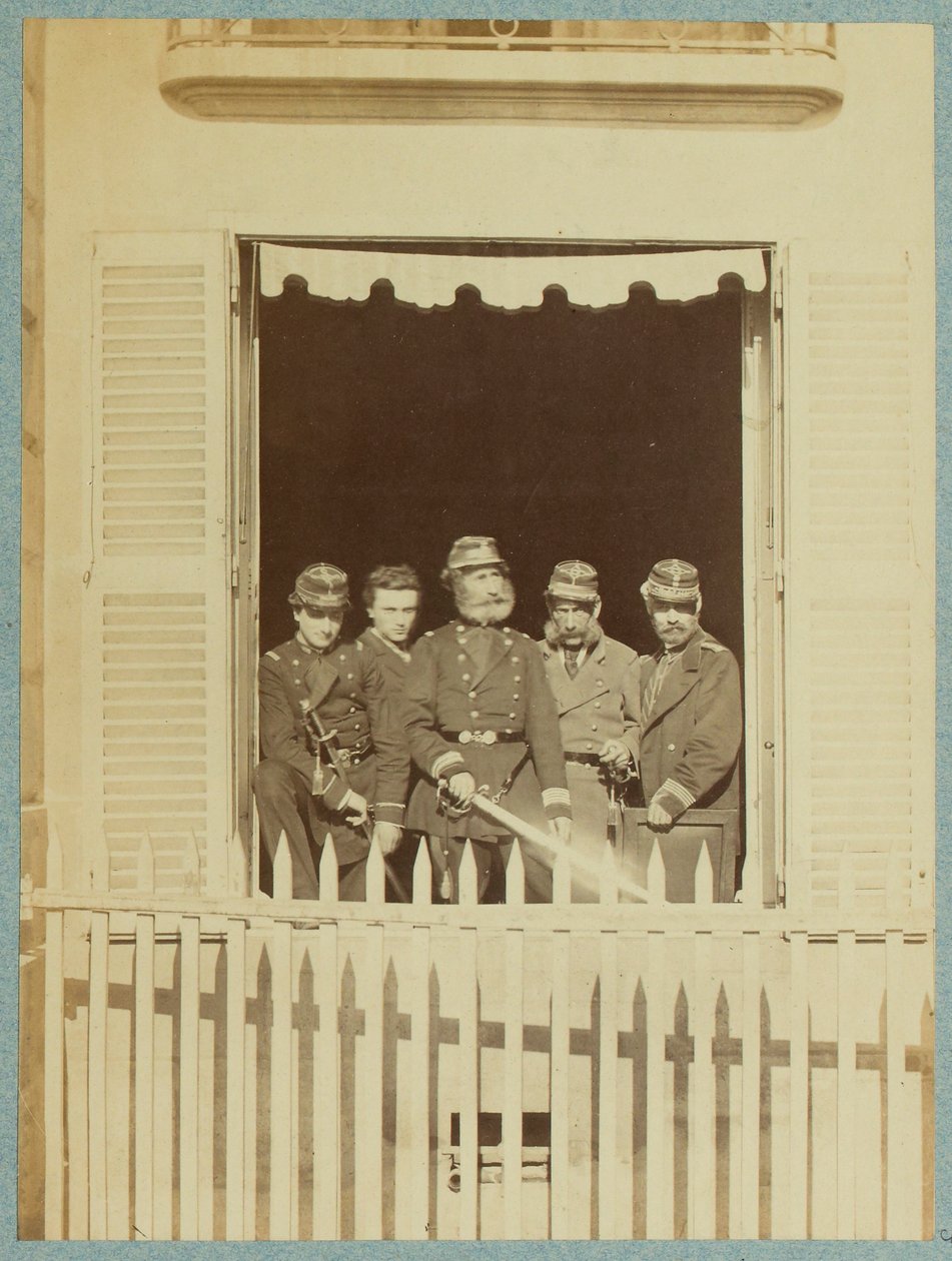 Generalstaben på Place Vendome under kommunen, ca. 1871 (s/hvitt-bilde) av Anonymous Anonymous