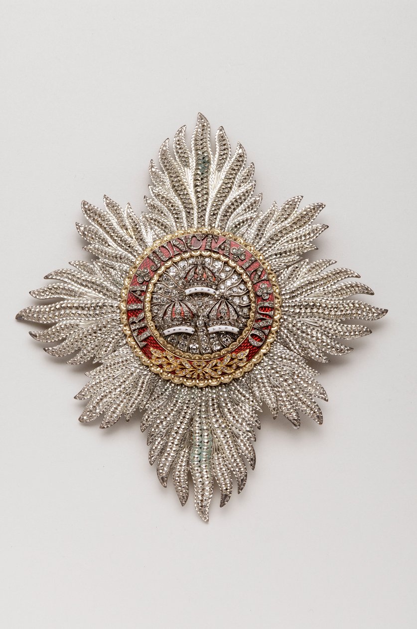 Storbritannia - Order of the Bath: Knight's plakett tilhørende George IV (1762-1830), regent, daværende konge av England (1820-1830) - Produsert av Rundell, Bridge & Rundell, London - 1813 - Gull, sølv, diamanter og emaljer - H 11,9 cm; b 10,6 cm;  av Anonymous Anonymous