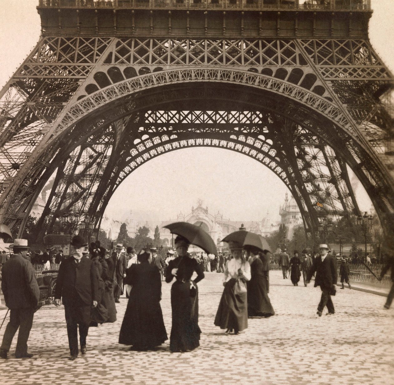 Universell utstilling av 1900 - Exposition Universelle de 1900 i Paris: Utsikt under Eiffeltårnet - privat samling av Anonymous Anonymous