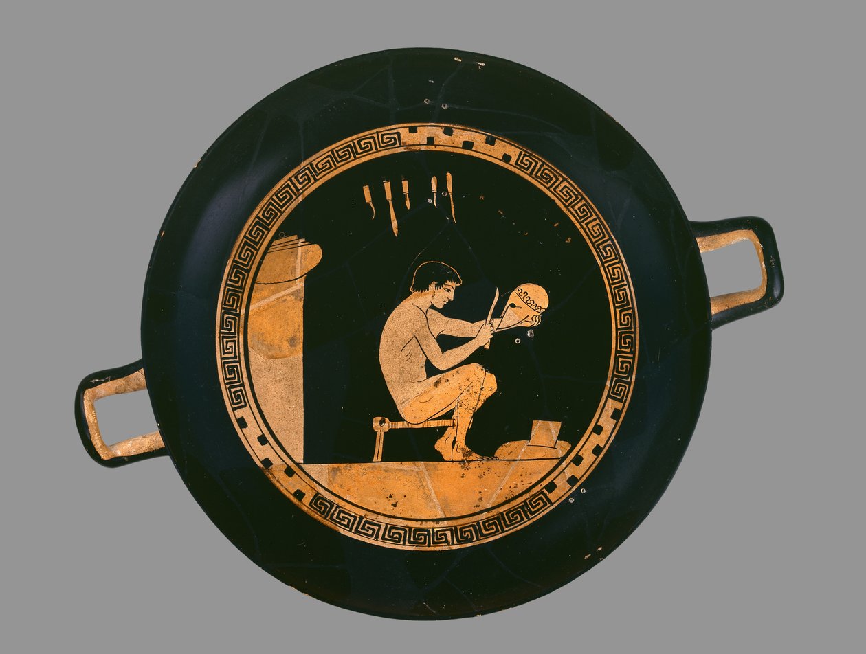 Loftskopp med rød figur som viser en ung hjelmmaker, fra Orvieto, ca. 480 f.Kr. (keramikk) av Antiphon painter
