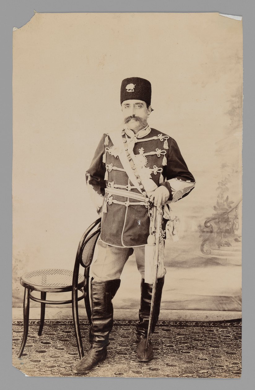 Full lengde portrett av Mozaffar al-Din Shah, slutten av 1800-begynnelsen av 1900-tallet (sølv gelatintrykk) av Antoin Sevruguin