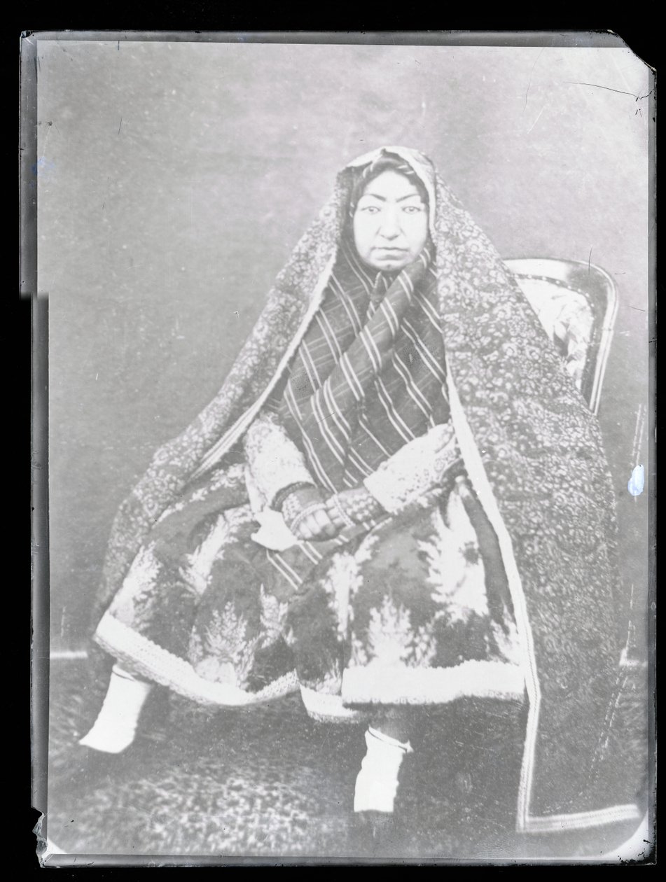 Studioportrett: Nasir Al-Din Shahs mor, Mahd-i Awliya (s/hvitt-bilde) av Antoin Sevruguin