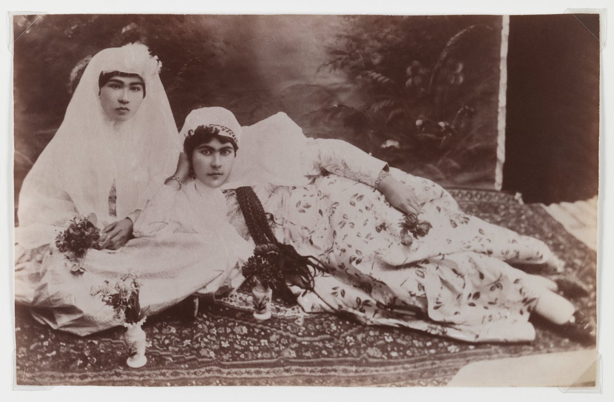 Kvinner poserer med buketter (sølvalbuminfoto) av Antoin Sevruguin