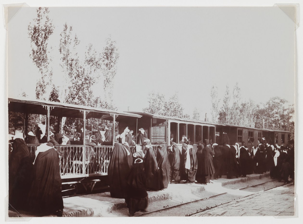 Tilslørte kvinner som går ombord på et tog (foto av sølvalbumin) av Antoin Sevruguin