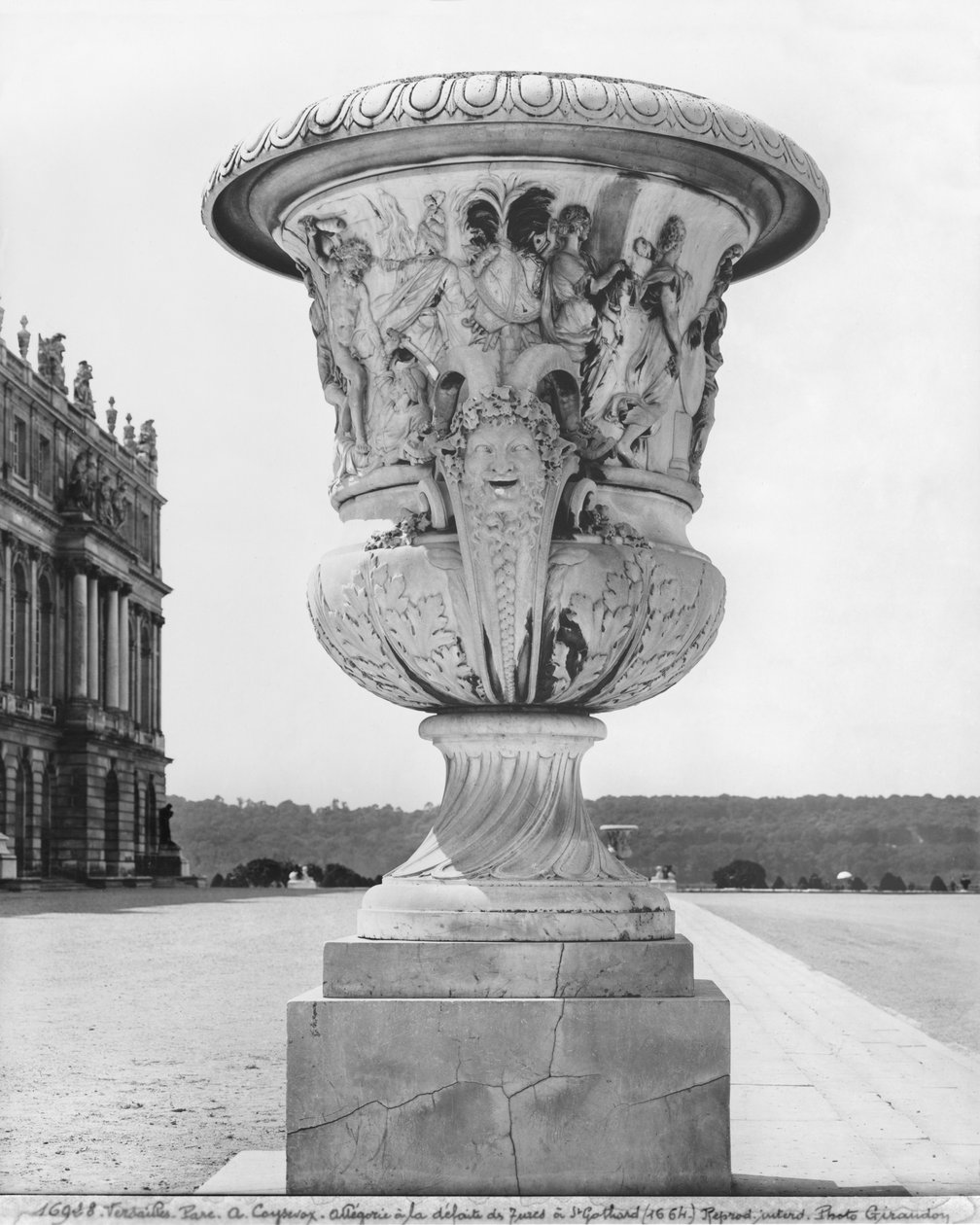 Monumental vase, allegori om tyrkernes nederlag av kongens tropper i 1664, 1684-85 (se også 346035, 346036) av Antoine Coysevox