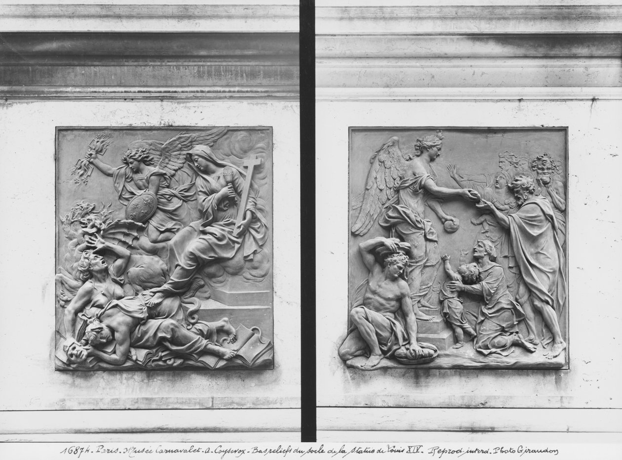 Engelen av Frankrike som utviser kjettere, utdeling av brød, detalj fra sokkelen til statuen av Louis XIV, cour d