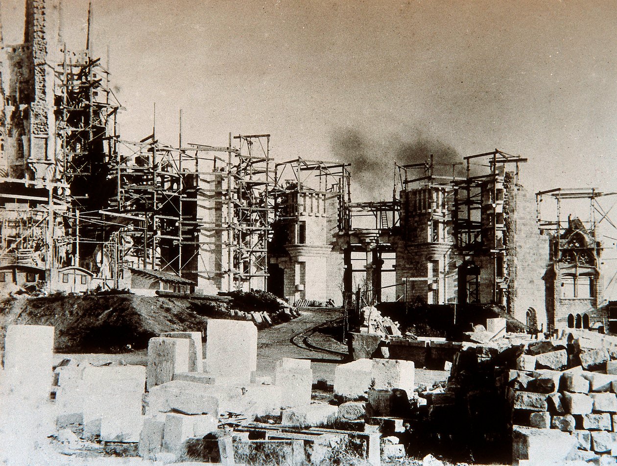 Arkitektur: utsikt over Sagrada Familia-katedralen (Den hellige familie), Barcelona - byggeplassen i 1899 (s/hvitt-bilde) av Antoni Gaudi