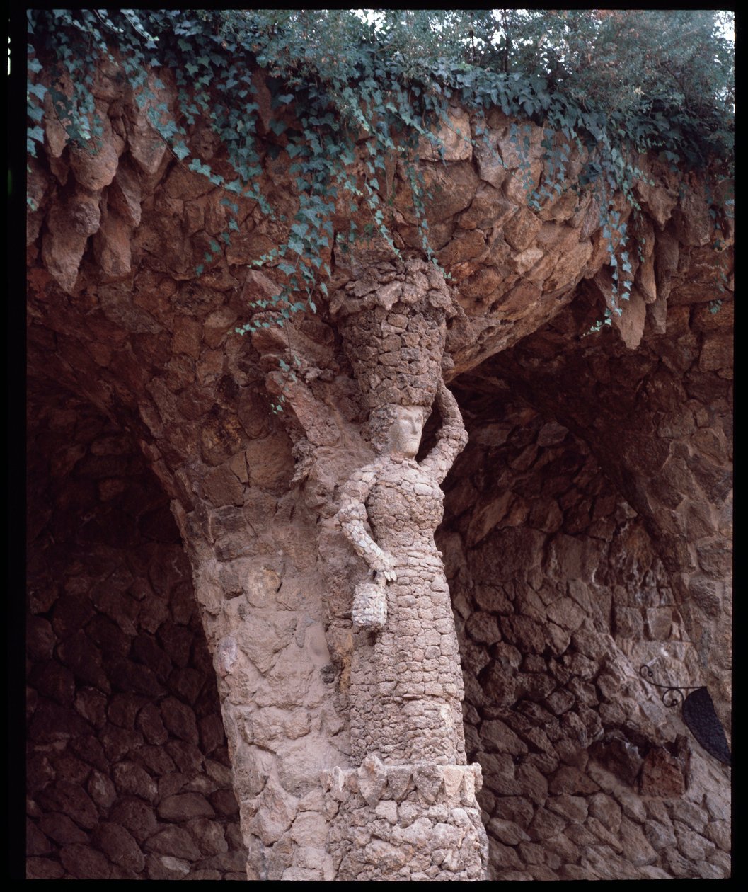 Art Nouveau: Statue detalj av Park Guell Architecture av Antoni Gaudi i Cornet (1852-1926) av Antoni Gaudi
