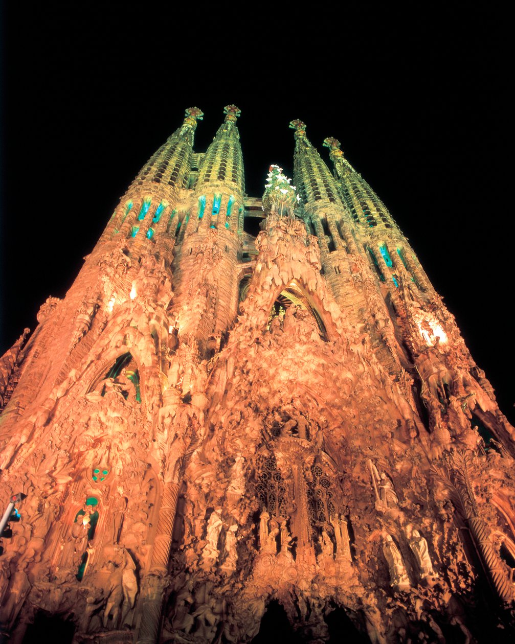 Forfatter: GAUDI i CORNET, Antoni (1852-1926). Tittel: Sagrada Familia. 1884-1926 (spansk).. Teknikk: Arkitektur. Museum/sted: SPANIA. CATALONIA. BARCELONA. Barcelona. Forsonende kirke for den hellige familie. Fachada del Nacimiento. (spansk). av Antoni Gaudi