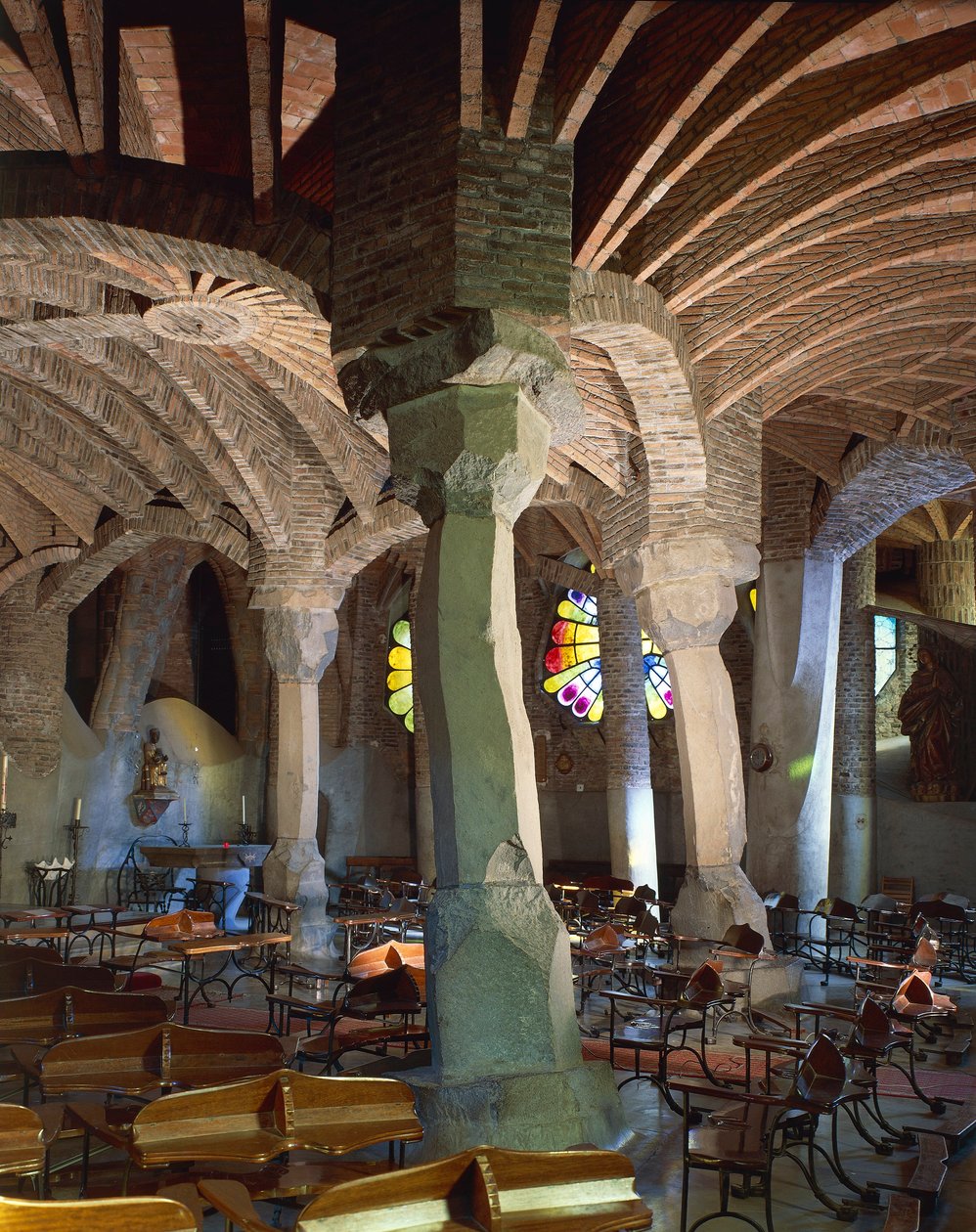 Spania, Catalonia-regionen, Barcelona-provinsen, Baix Llobregat fylke, Santa Coloma de Cervello, kirken Colonia Guell, kirkekrypten av Antoni Gaudi
