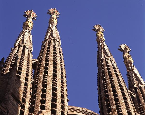 Spirer fra La Sagrada Familia, kirke startet i 1882 (bilde) av Antoni Gaudi