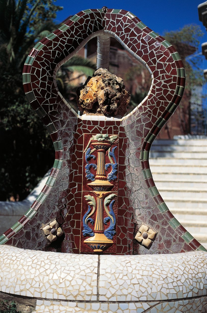 Flislagt fontene, Guell Park (1900-1914) av Antoni Gaudi